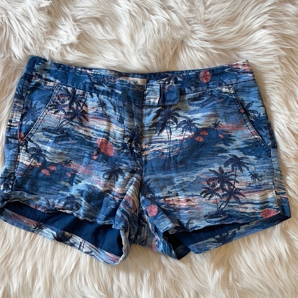EUC J crew blue beach scene linen shorts​​​​​​​​​​​​​​​